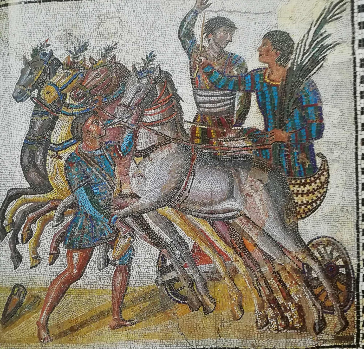 mosaico ritrae i vincitori di una corsa di carri