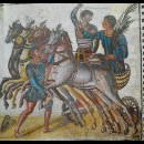 mosaico ritrae i vincitori di una corsa di carri