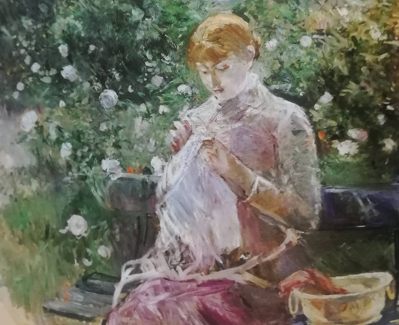Pasie che cuce nel giardino di Bougival - Berthe Morisot, 1881