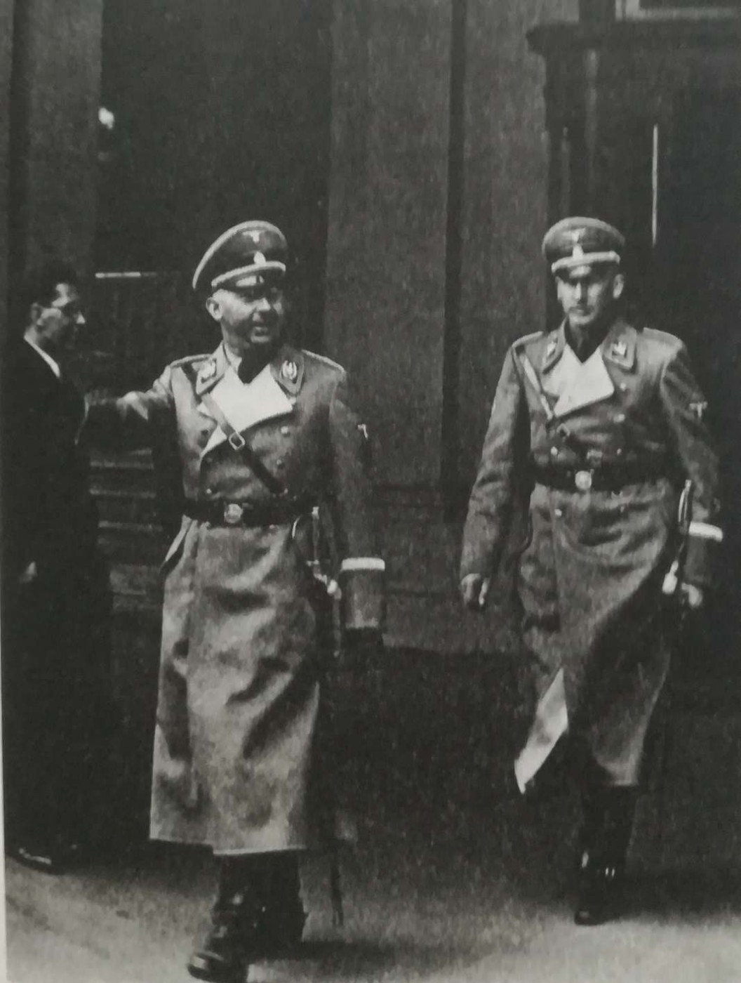 Himmler e Heydrich escono dal Metropol Hotel di Vienna nel 1938, che diverrà quartier generale della Gestapo