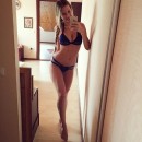Prove bikini blu davanti lo specchio
