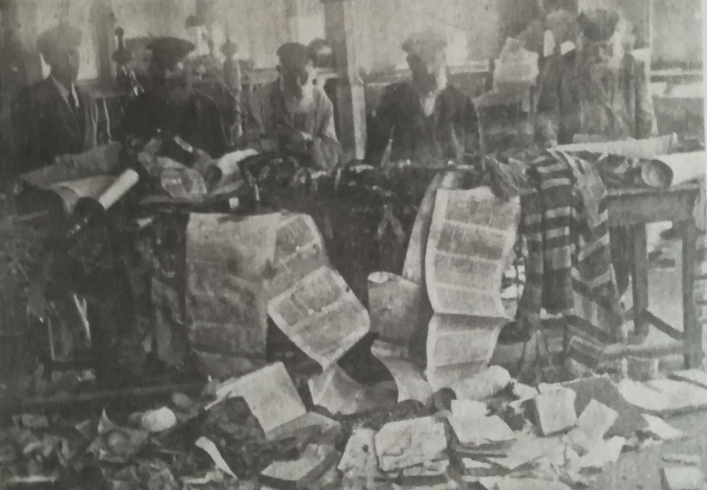 Uomini che tentano di salvare rotoli della Torah nel quartiere di Demiivka dopo il pogrom di Kiev del 1920