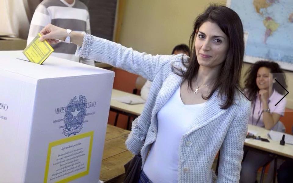 Virginia Raggi alle urne per esprimere il suo diritto e dovere civico