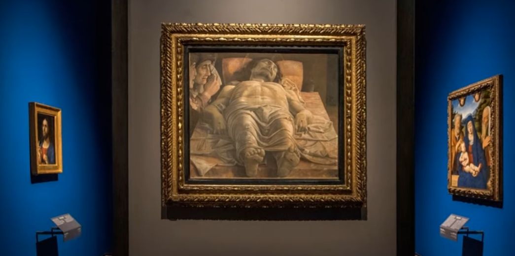 Il Cristo morto di Mantegna nel corridoio della Pinacoteca di Brera