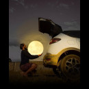 Il fotografo che sembra riuscire a rubare la Luna e nasconderla nel bagagliaio dell’auto