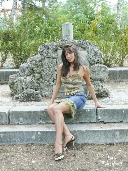 Seduta sui gradini - Giovanna Di Lauro in arte Anna Voig