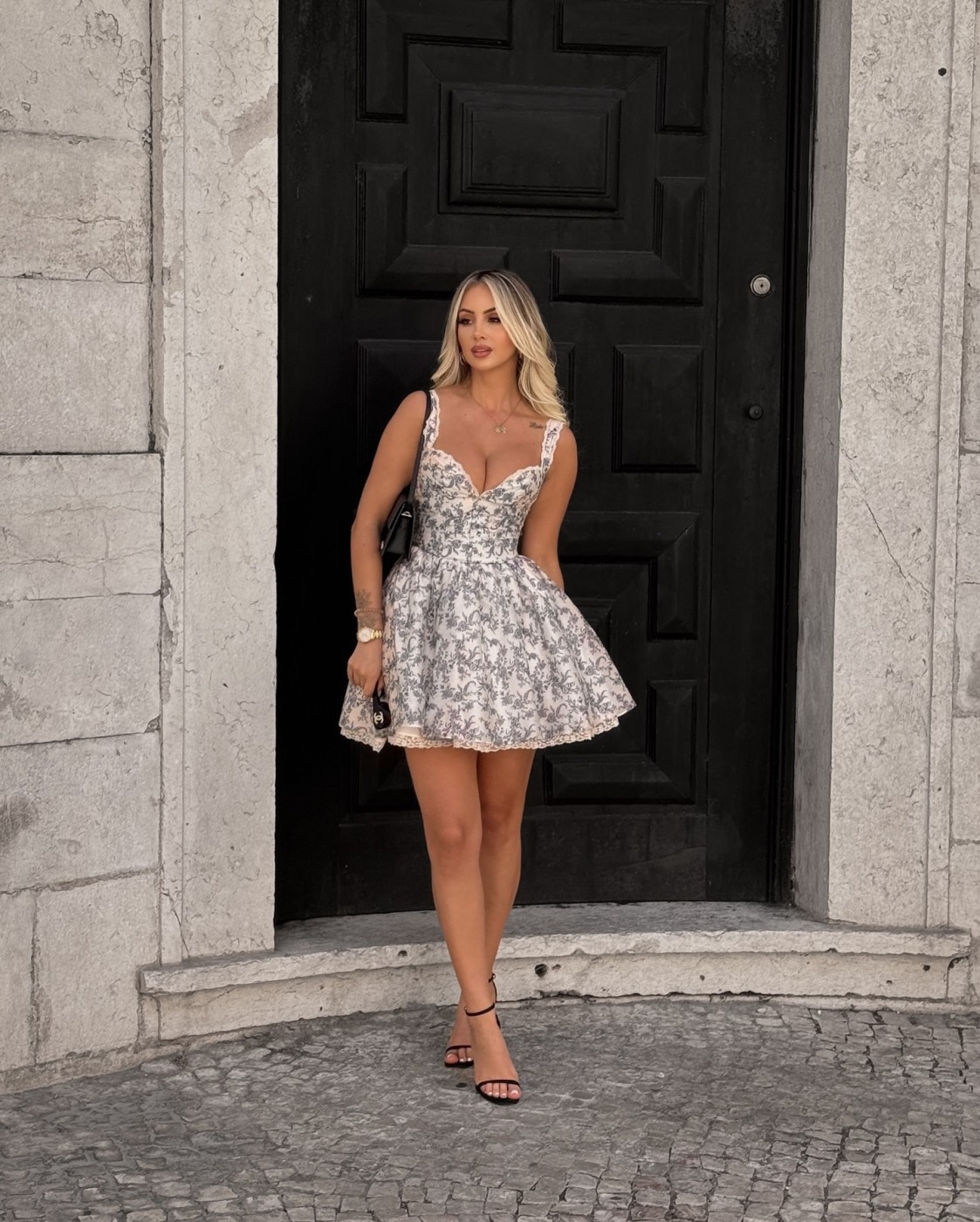 Eleganza in scena: Indiaa e il Suo Stile - N.° 15