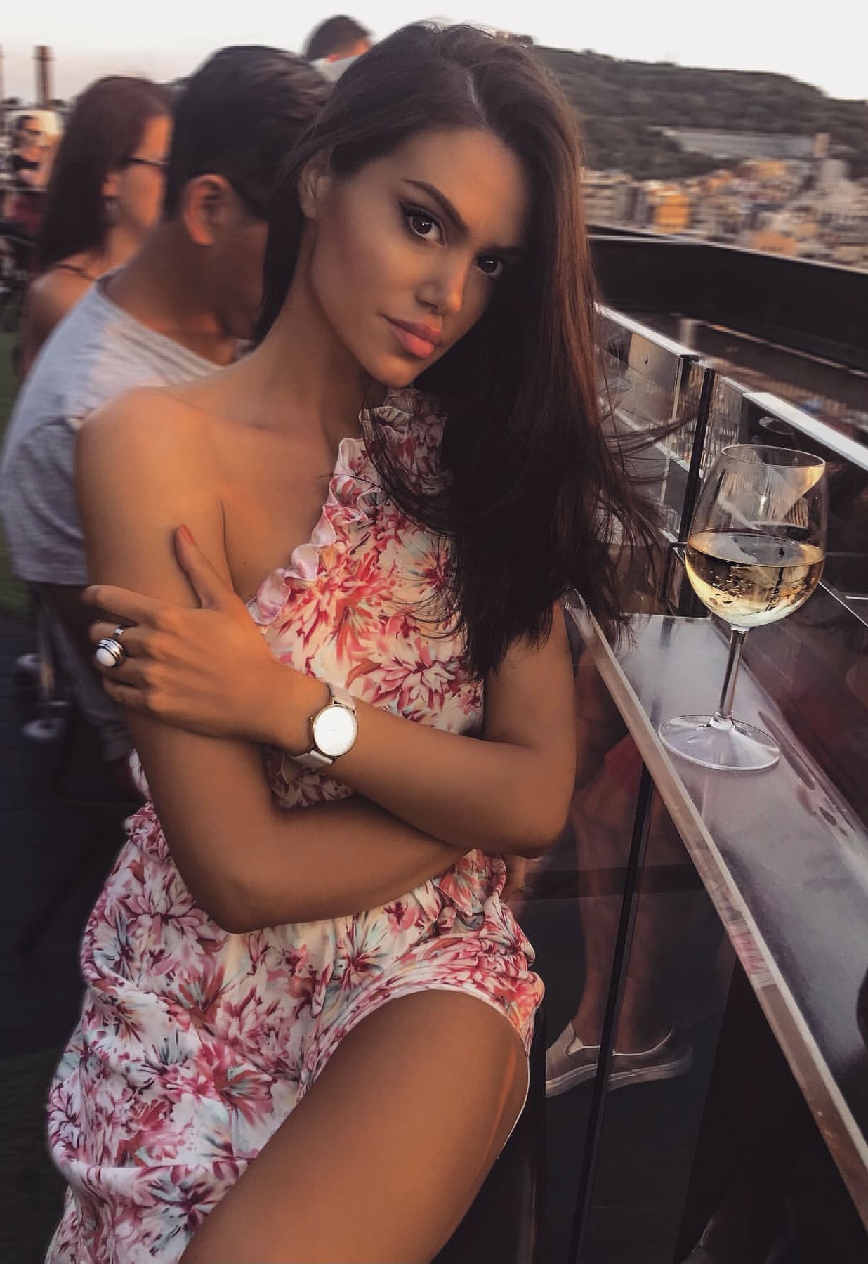 Aperitivo in terrazza a godersi un bicchiere di vino bianco e la vista