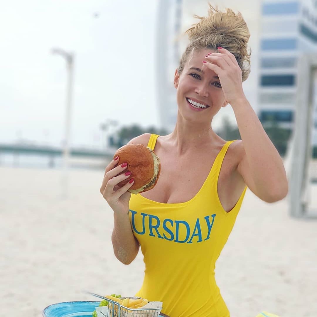 Tempo di una sana porzione di proteine con l’hamburger in spiaggia