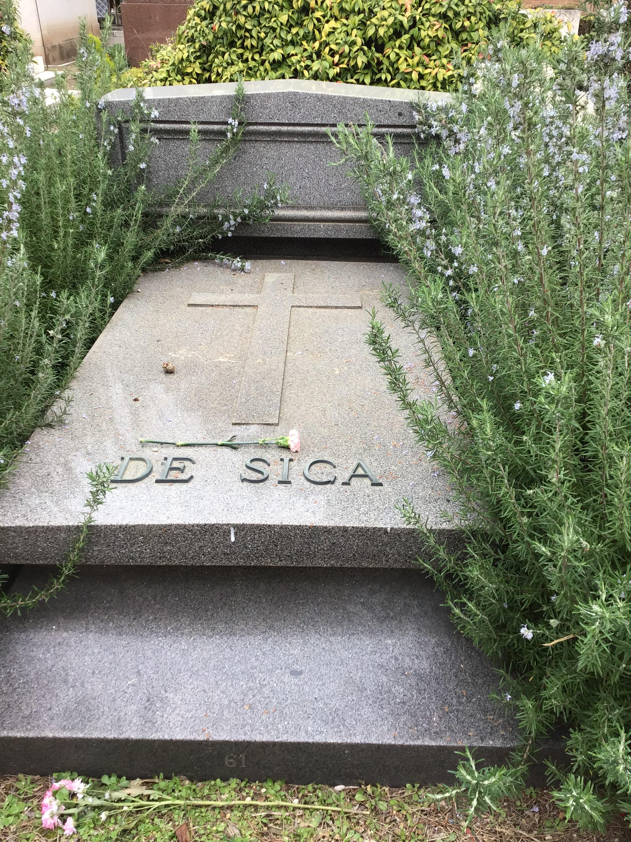 la tomba di Vittorio De Sica al cimitero del Verano