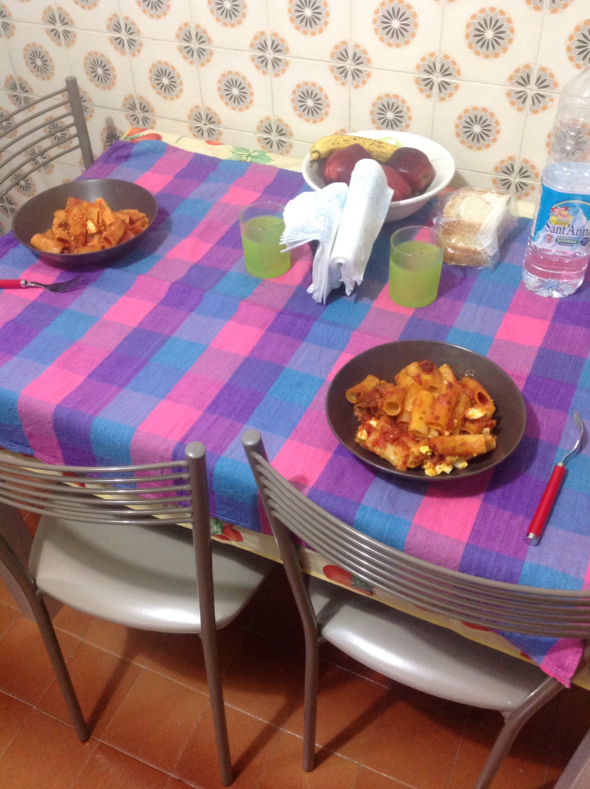 pasta al forno in tavola, si mangia