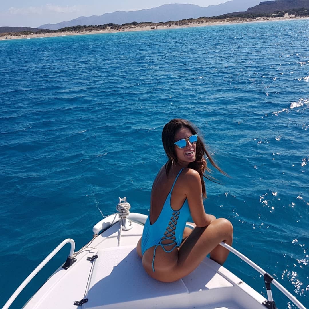 In barca nel mare azzurro - Nathalie Goitom 