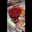 la catena di montaggio dei bomboloni alla ciliegia