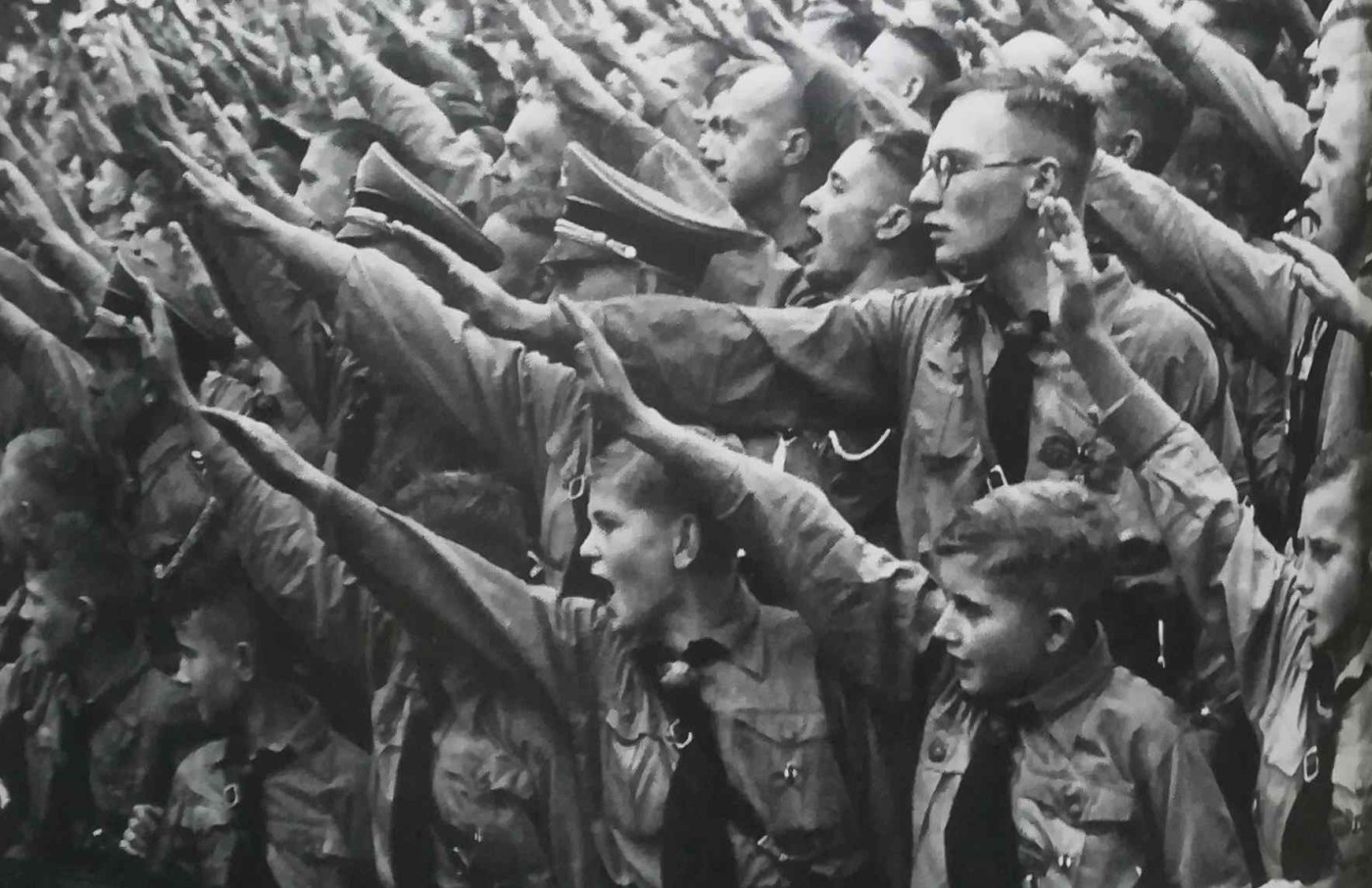 gioventù hitleriana nell’atto di fare il saluto nazista ad Adolf Hitler al raduno di Norimberga del 1937