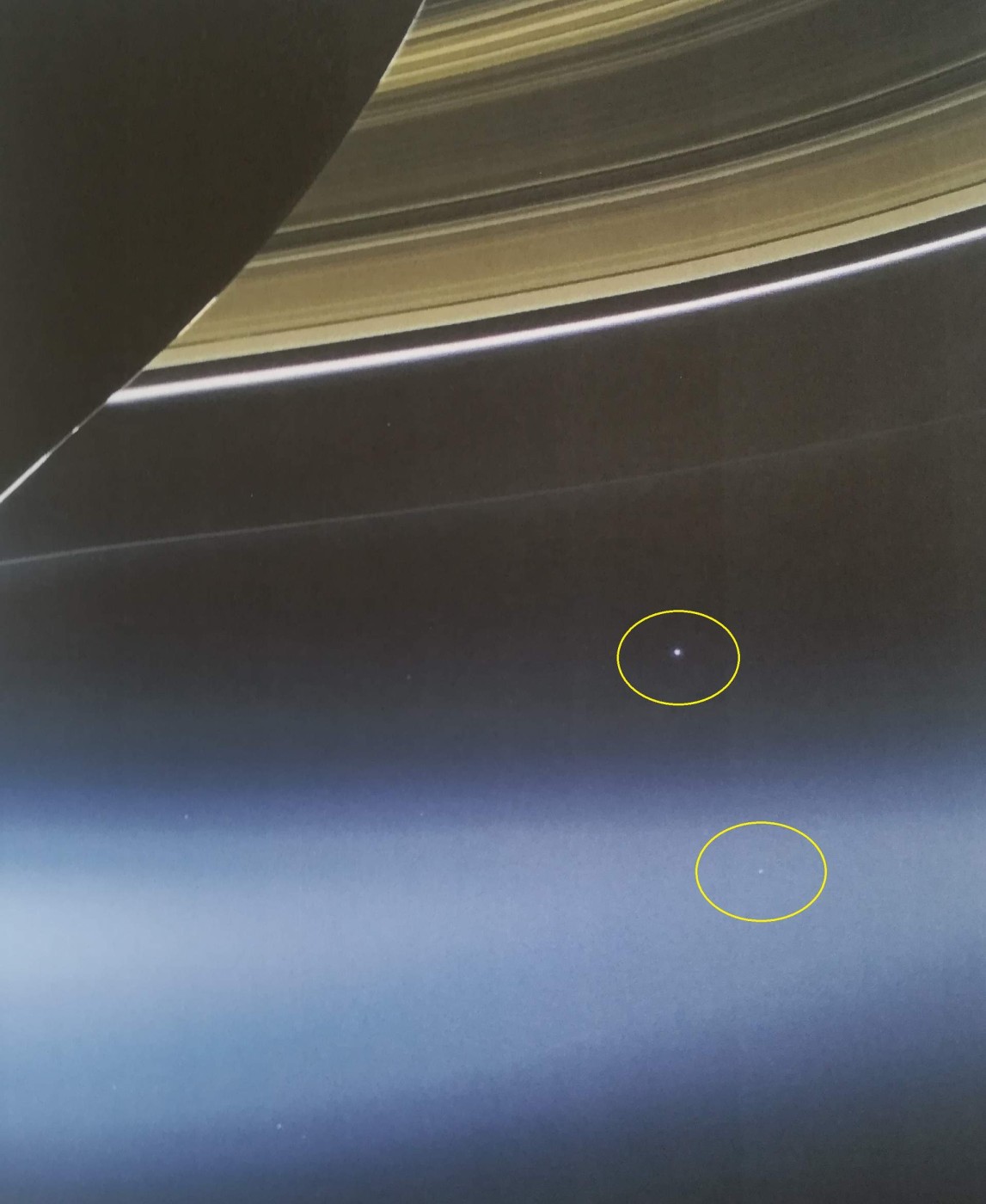 La Terra e la Luna viste da Saturno