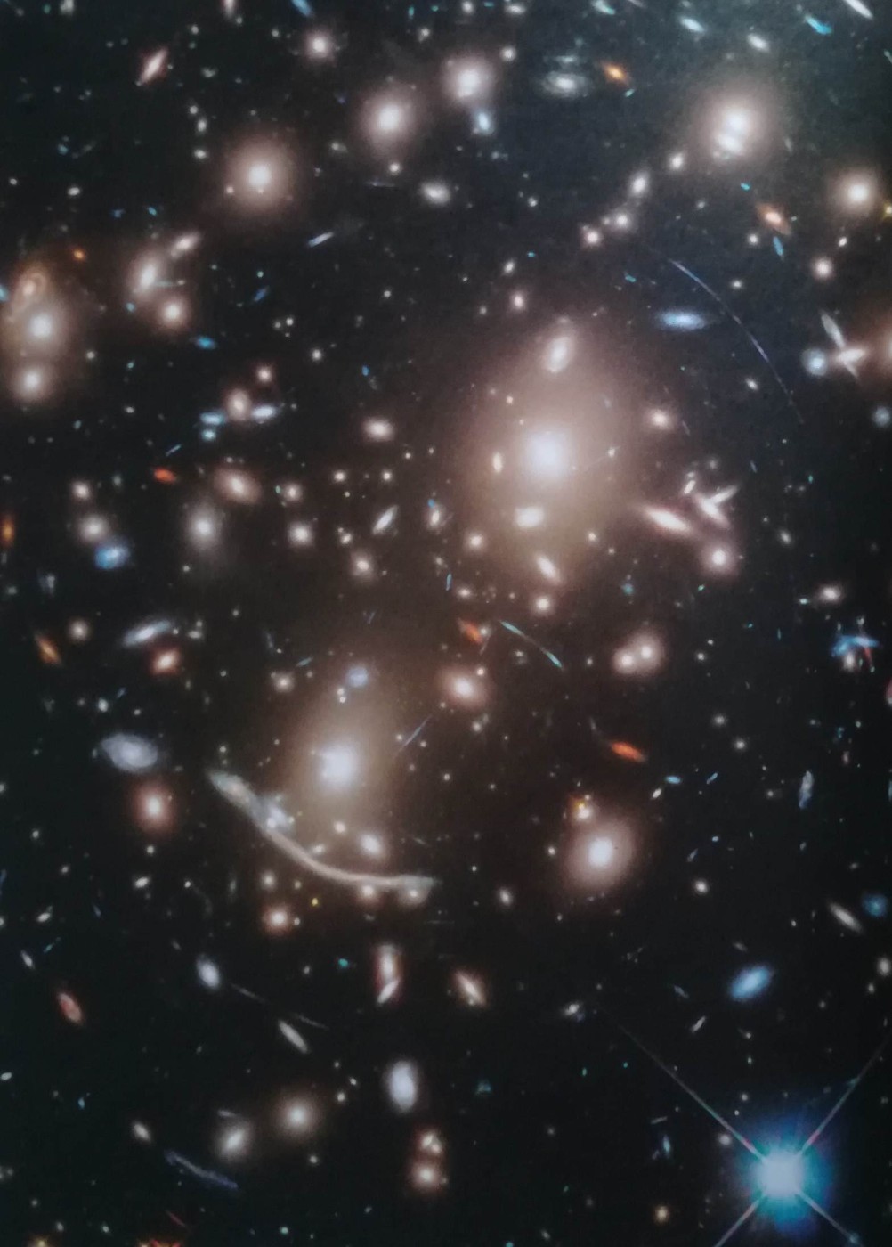 Lente gravitazionale creata da un ammasso di galassie