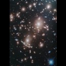 Lente gravitazionale creata da un ammasso di galassie