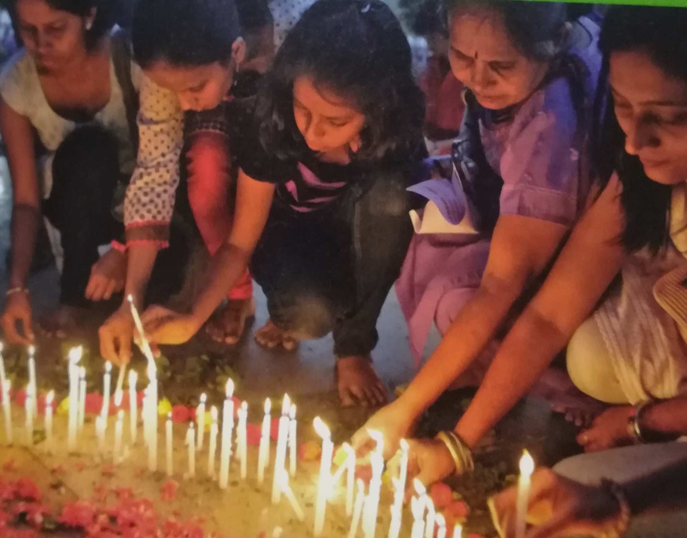 donne di Mumbai accendono candele per la veglia che commemora l’omicidio e lo stupro di Jyoti Singh Pandey