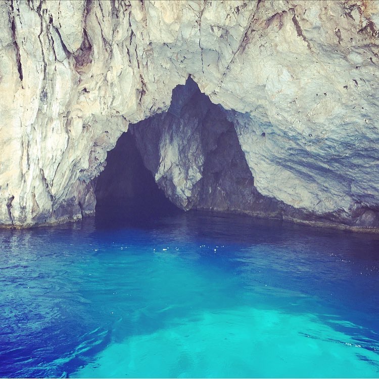 pronti ad addentrarci nella grotta