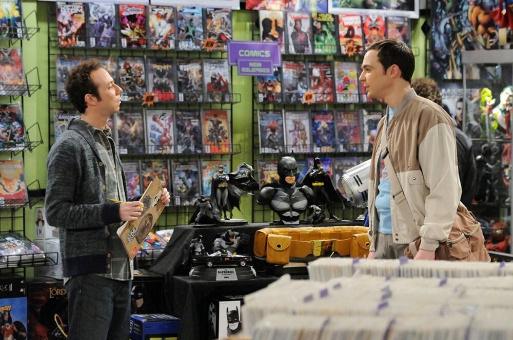 Sheldon e Stuart conversano amabile in fumetteria di supereroi