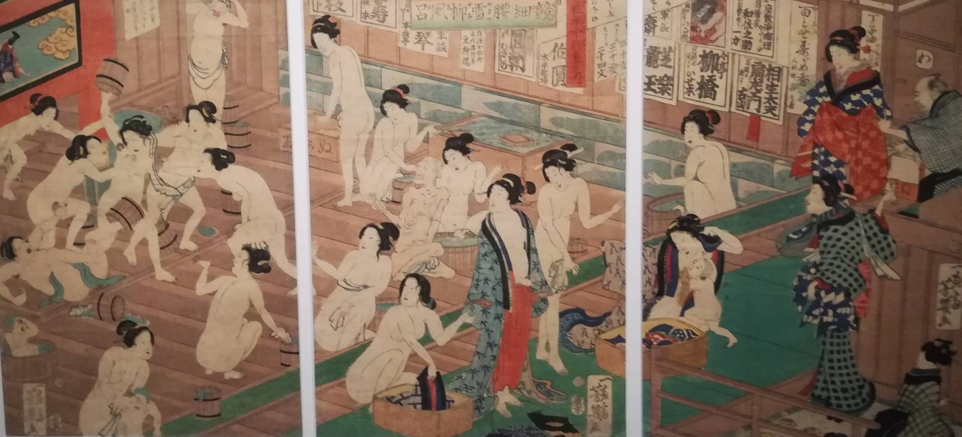 confronto di fianchi snelli come salici nella neve ai bagni pubblici Yanagi - Utagawa Yoshiiku, 1868