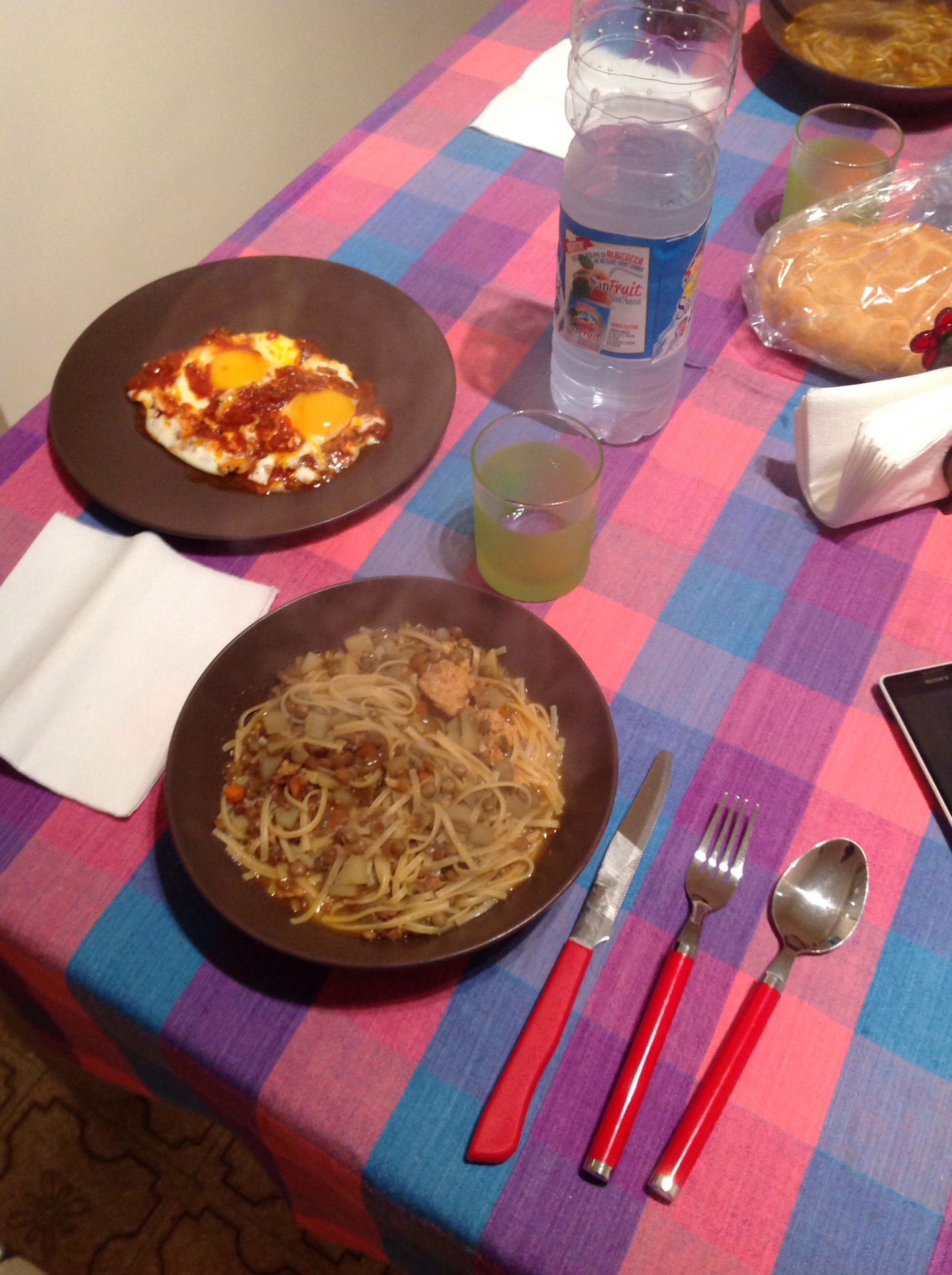 pasta e lenticchie e per secondo uova condite con pomodoro