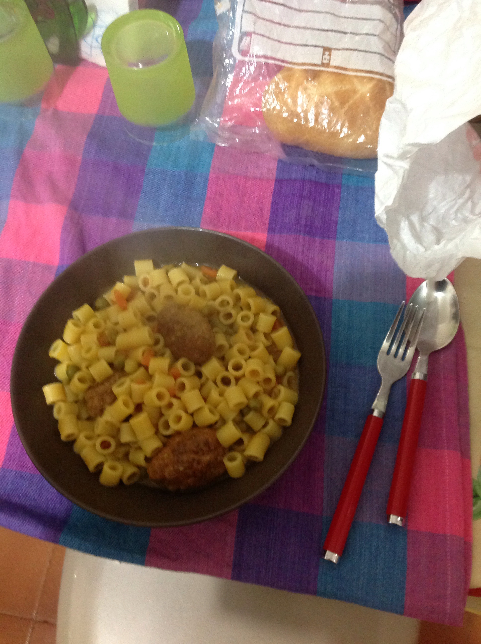 pasta con piselli e pezzi di polpette insieme. Che bontà