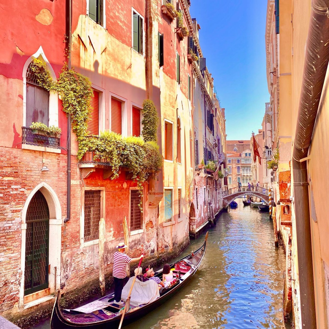in giro in gondola tra i canali di Venezia