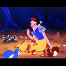 Biancaneve si intrattiene con gli animali della foresta