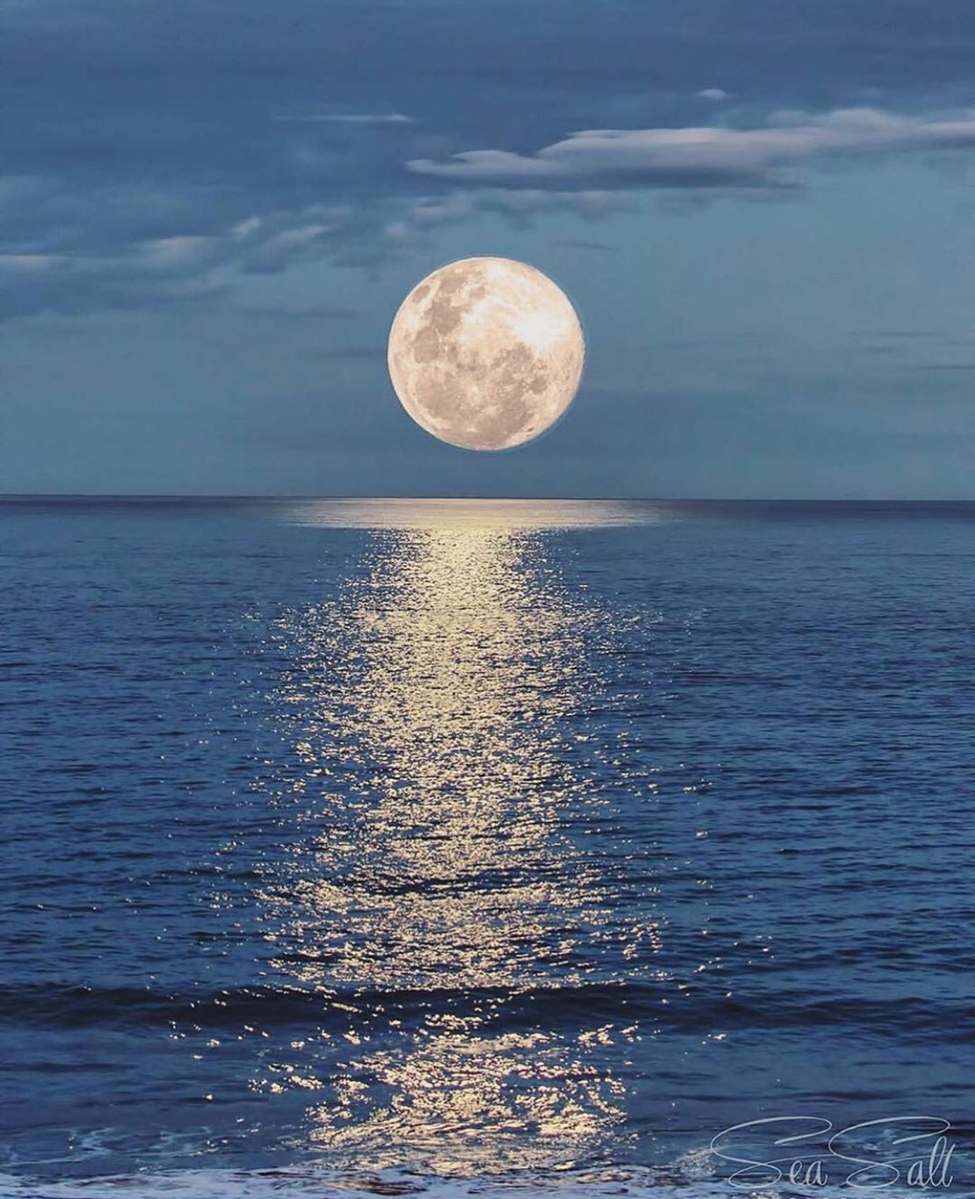 La Luna mentre atterra sul mare