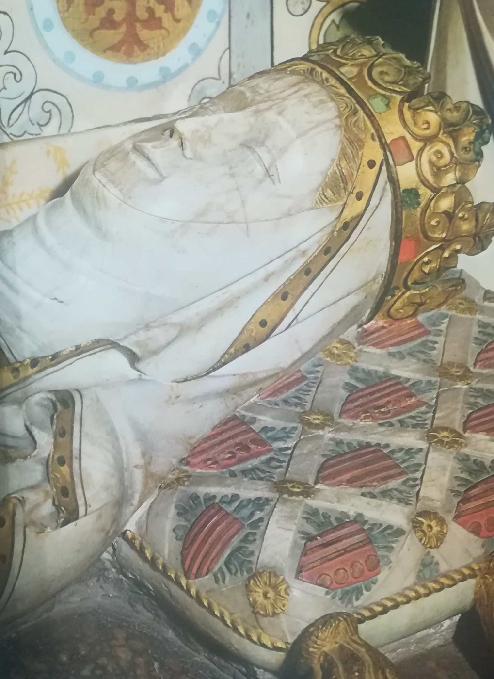 La serena bellezza della regina Elisenda di Moncada sulla pietra sepolcrale