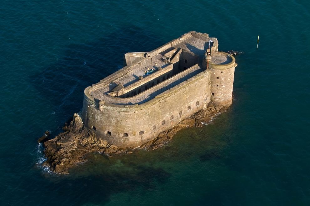 chissà a cosa serviva in passato questa costruzione in mezzo al mare
