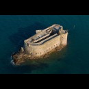 chissà a cosa serviva in passato questa costruzione in mezzo al mare