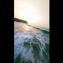 Quando il drone segue il profilo dell’onda al tramonto