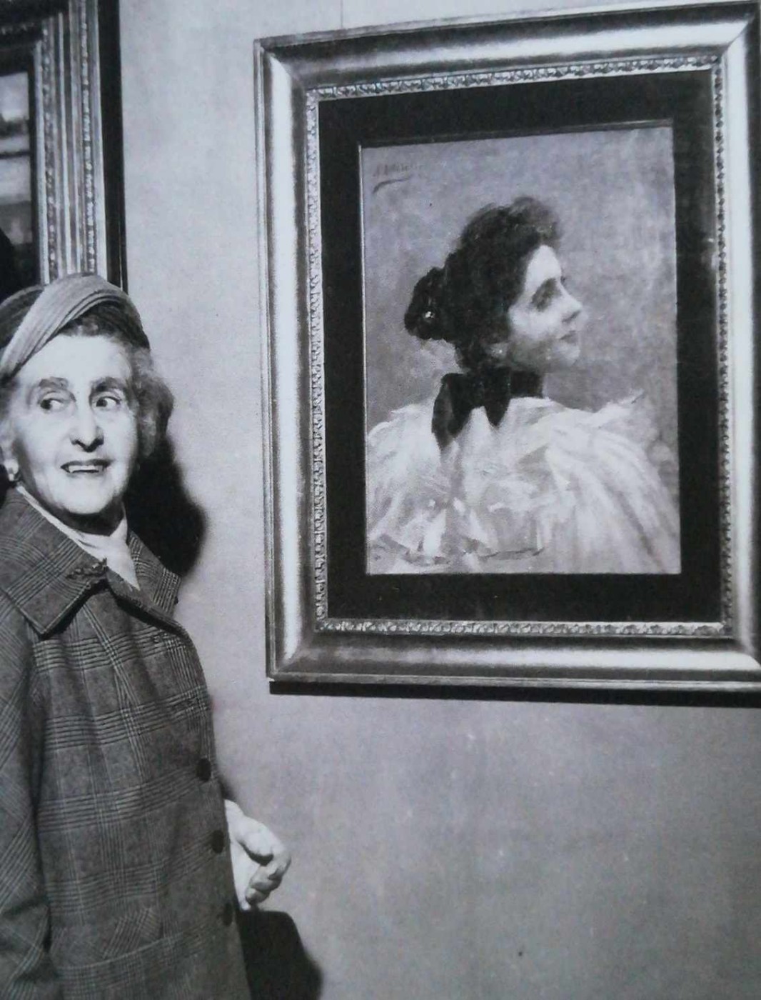 Matilde scarpa alla mostra postuma di Alessandro Milesi, sala Napoleonica del museo Correr a Venezia, 1959