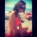 In bikini rosso fuoco