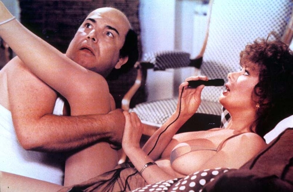 Edwige Fenech prende sul serio il suo ruolo di intervistatrice