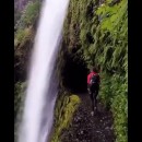 Si può passare sotto una cascata?