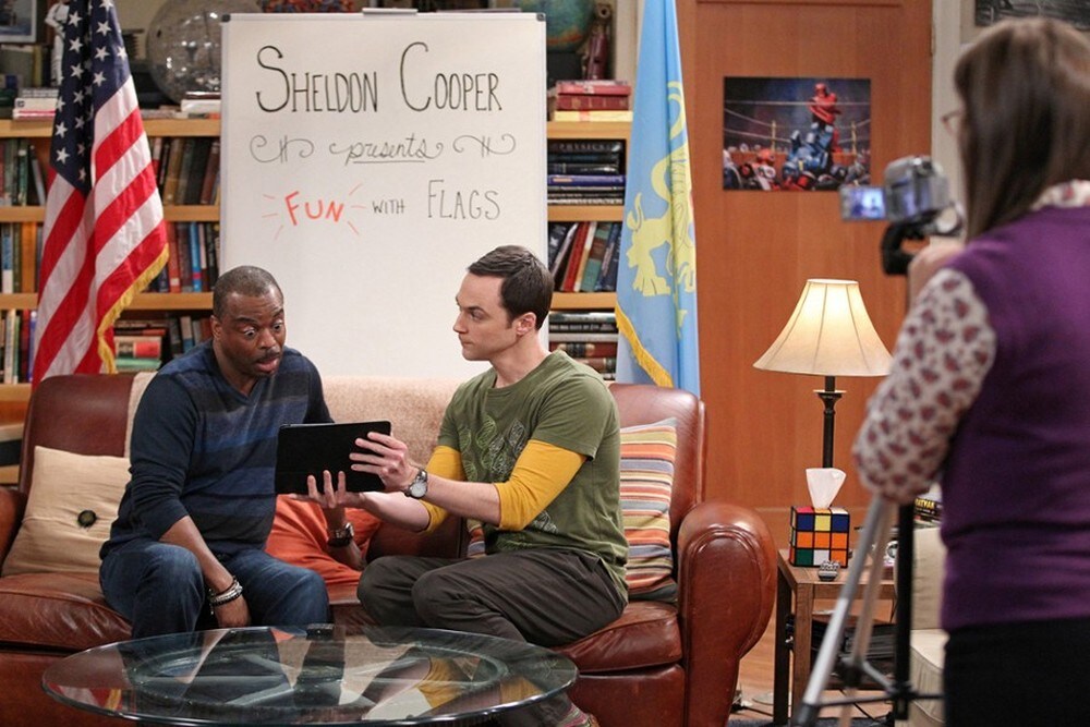 Sheldon istruisce il suo ospite sulla nuova puntata di "divertiamoci con le bandiere"