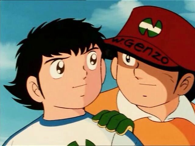 Benji da una pacca sulla spalla a Holly