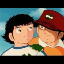 Benji da una pacca sulla spalla a Holly