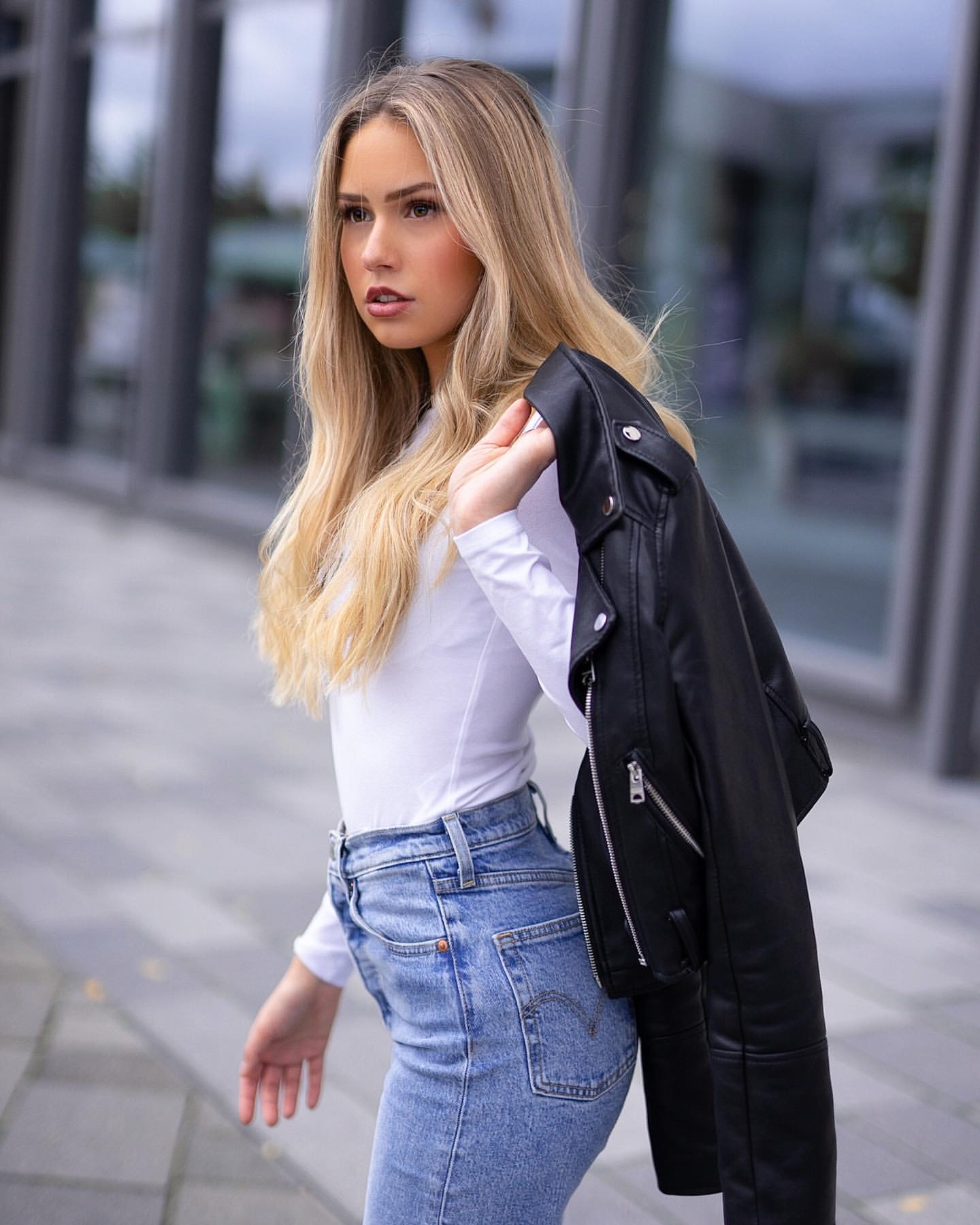 Lucente ragazza tedesca in jeans - N.° 37