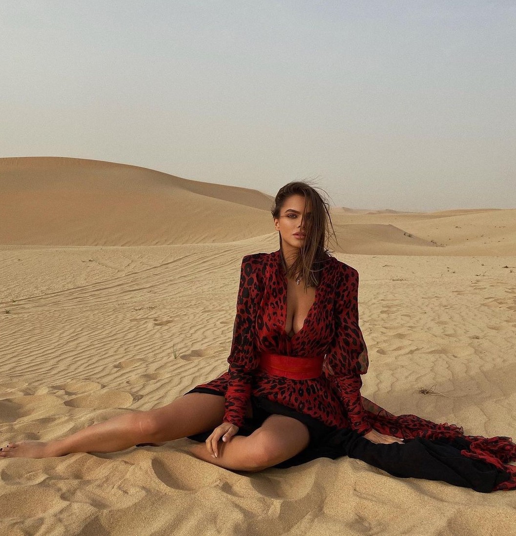 lei si arrende alla vastità del deserto