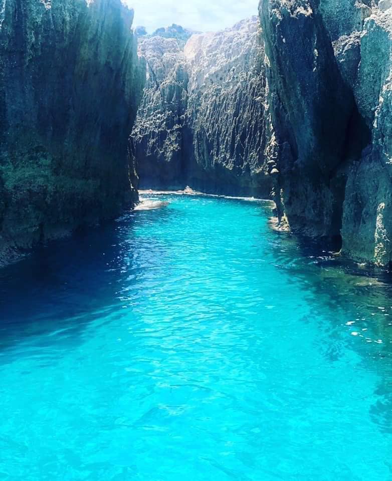 una sorgente cristallina si fa largo tra due pareti di roccia