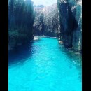una sorgente cristallina si fa largo tra due pareti di roccia