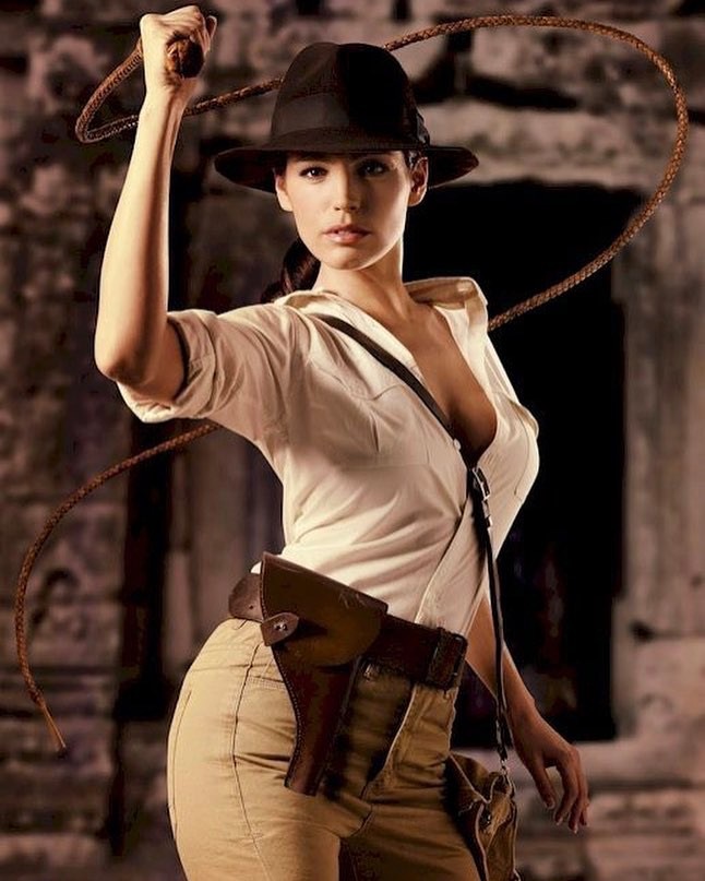 Kelly Brook versione Indiana Jones