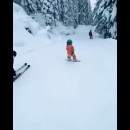 Una bambina piccola pratica lo snowboard