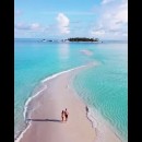 Una striscia di sabbia sottile separa le acque dell’oceano