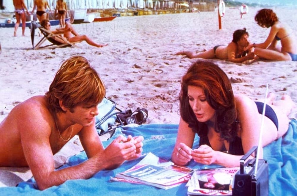 Edwige Fenech si prende il Sole in spiaggia