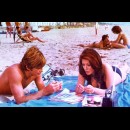 Edwige Fenech si prende il Sole in spiaggia
